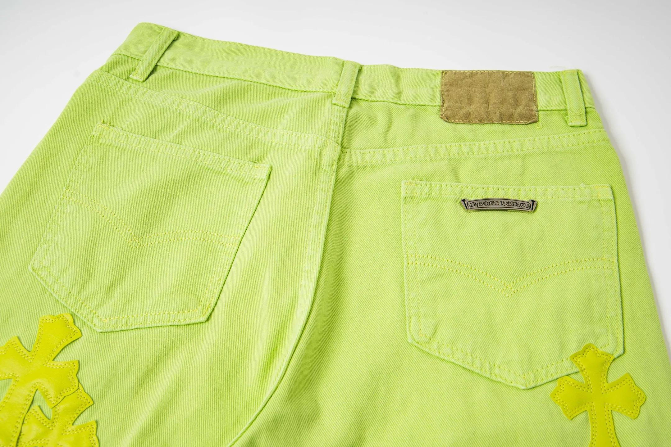 P250 Chrome Hearts dopamine green denim and black and yellow leather couple jeans are a hot trend this season and are sought after by countless celebrities and fashionistas. The neat details of the cutting process add color to the playful fashion! The neat and meticulous design, and the well-fitting structure is unique. The upper body not only has outstanding recognition, but also looks younger and younger. A style with the ultimate wearing meaning and performance, gorgeous color matching, and the craftsmanship of this style is also extremely extraordinary. After the finished product is washed, it is disassembled and hand-made with sheepskin cross leather and then spliced ​​together to complete. The whole piece has too many craftsmanship to describe. It is decorated with patchwork cross flowers and high-waisted washed jeans! ! Absolutely high-end luxury product, a god-level single product, a super popular product, made by top heavy industry, a magic weapon that cannot be missed to hit the streets. Style number: 1829# Size: 28 30 32 34 Color: green